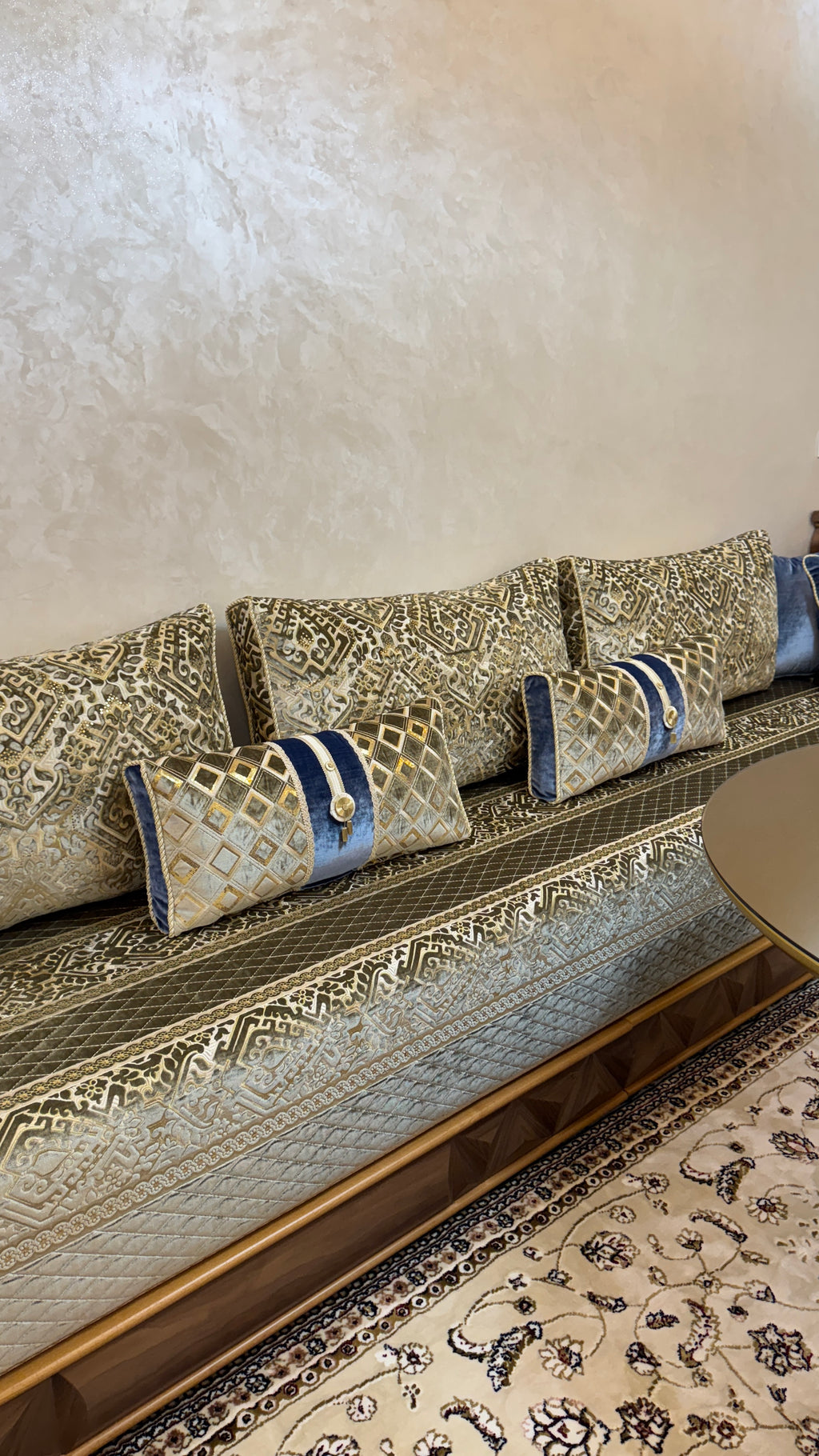 Salon Marocain Luxueux – Tissu Doré et Bleu Royal – Fabrication sur Mesure