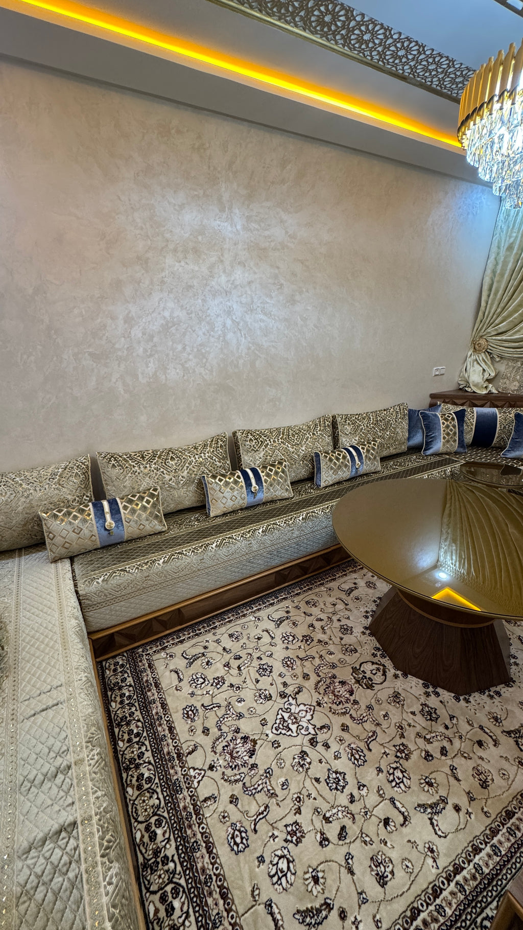 Salon Marocain Luxueux – Tissu Doré et Bleu Royal – Fabrication sur Mesure