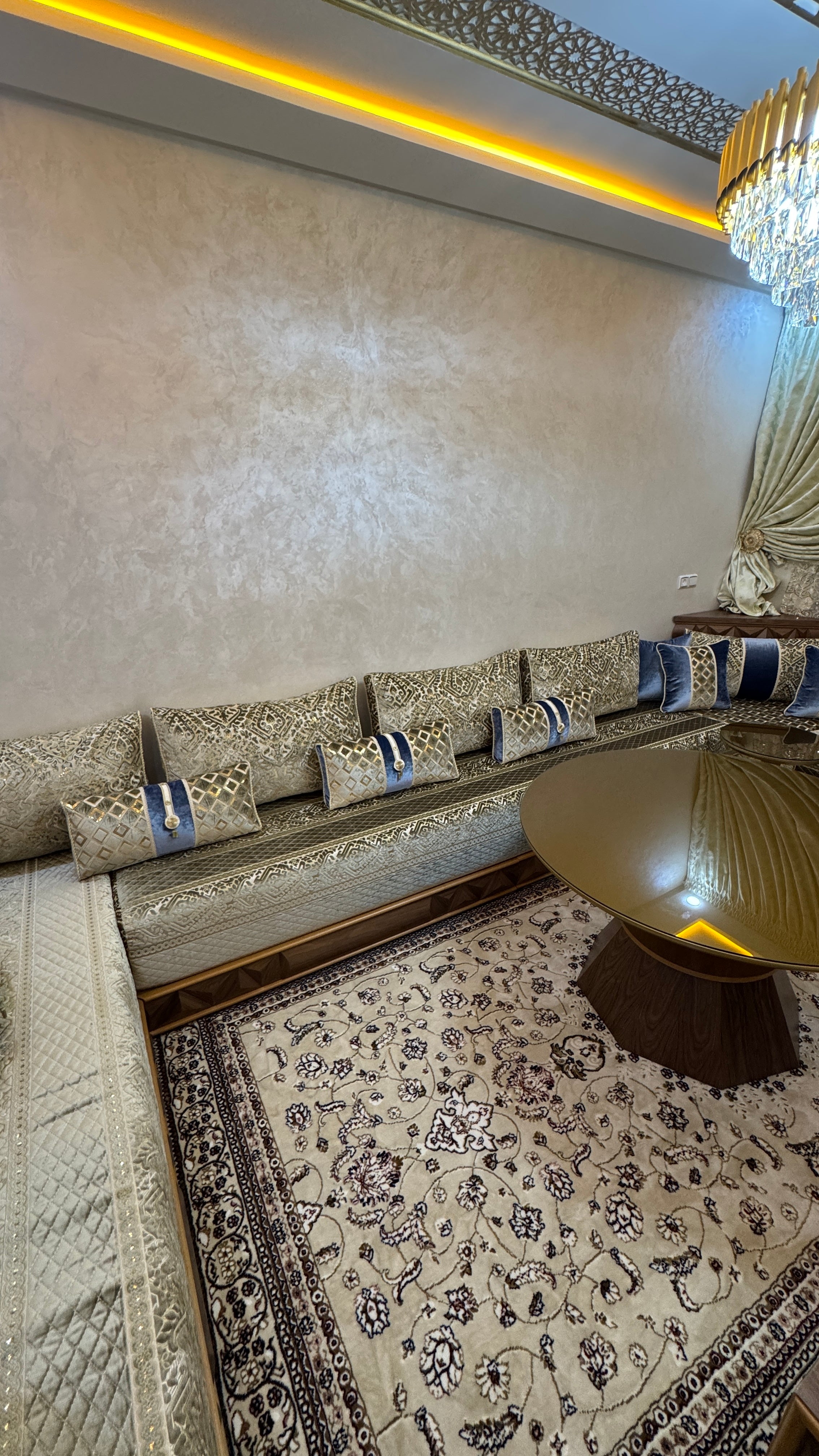 Salon Marocain Luxueux – Tissu Doré et Bleu Royal – Fabrication sur Mesure