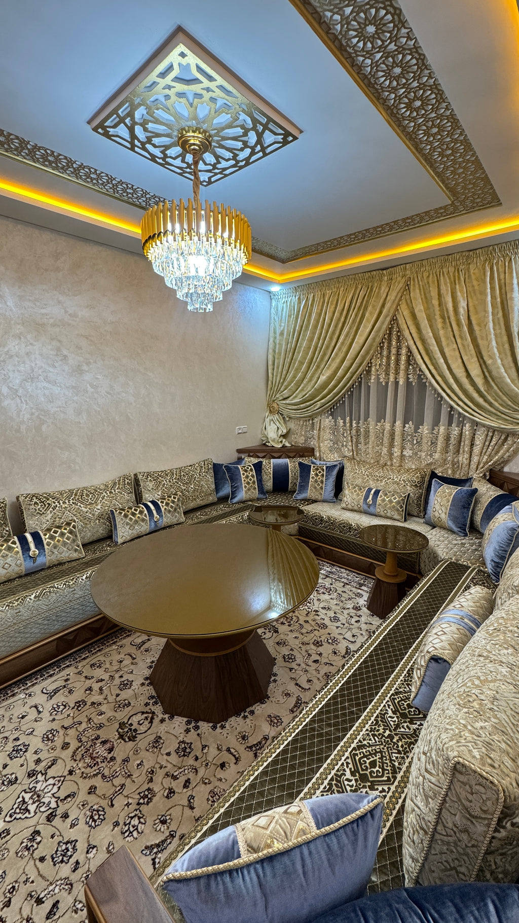 Salon Marocain Luxueux – Tissu Doré et Bleu Royal – Fabrication sur Mesure
