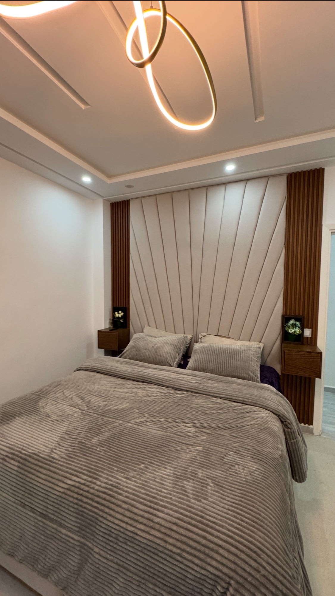 Lit Moderne Capitonné avec Panneaux en Bois – Design Contemporain Élégant