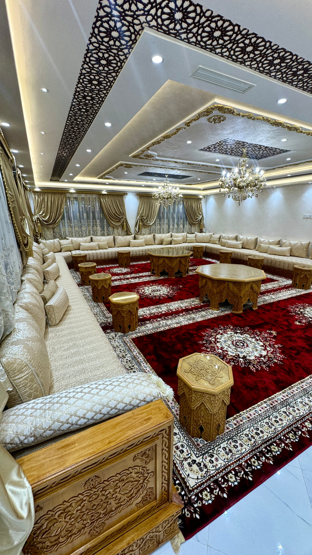 Salon marocain avec le brocard beige