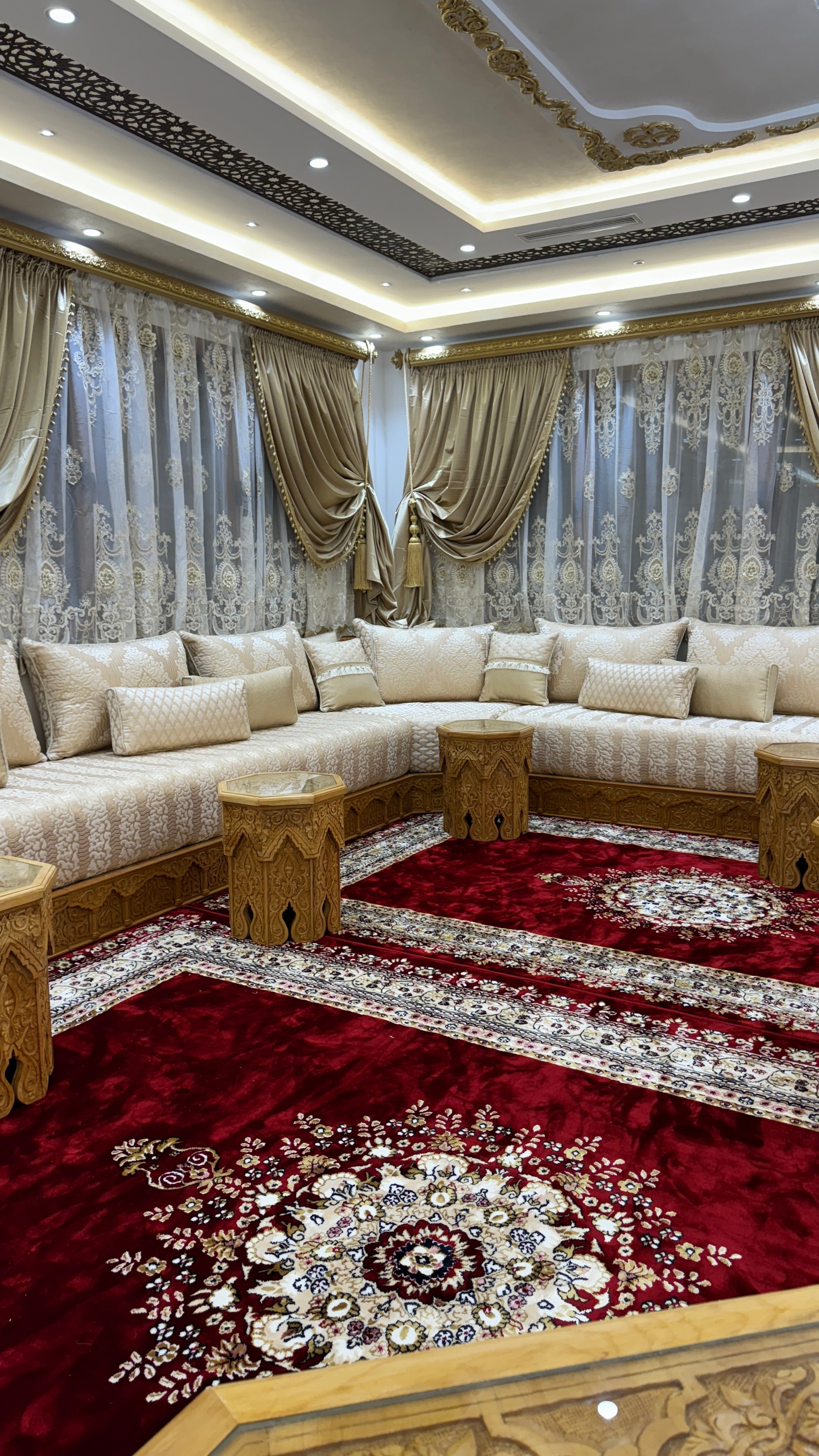 Salon marocain avec le brocard beige