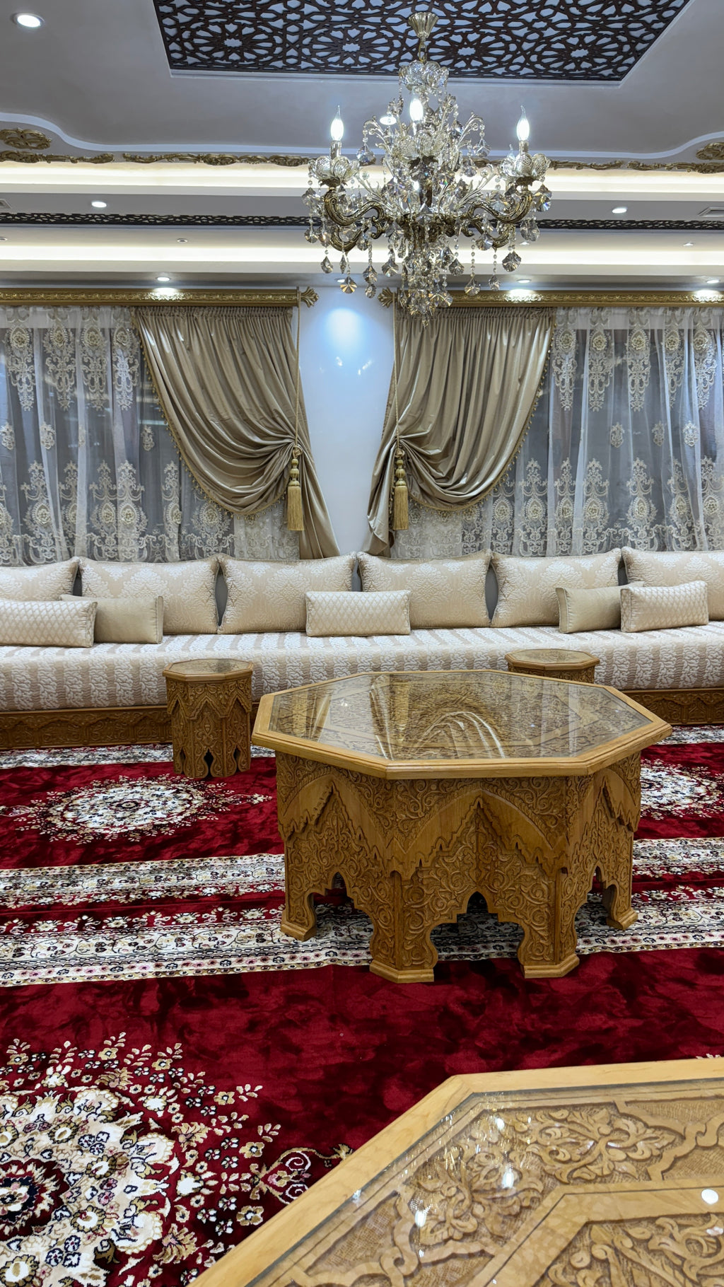 Salon marocain avec le brocard beige
