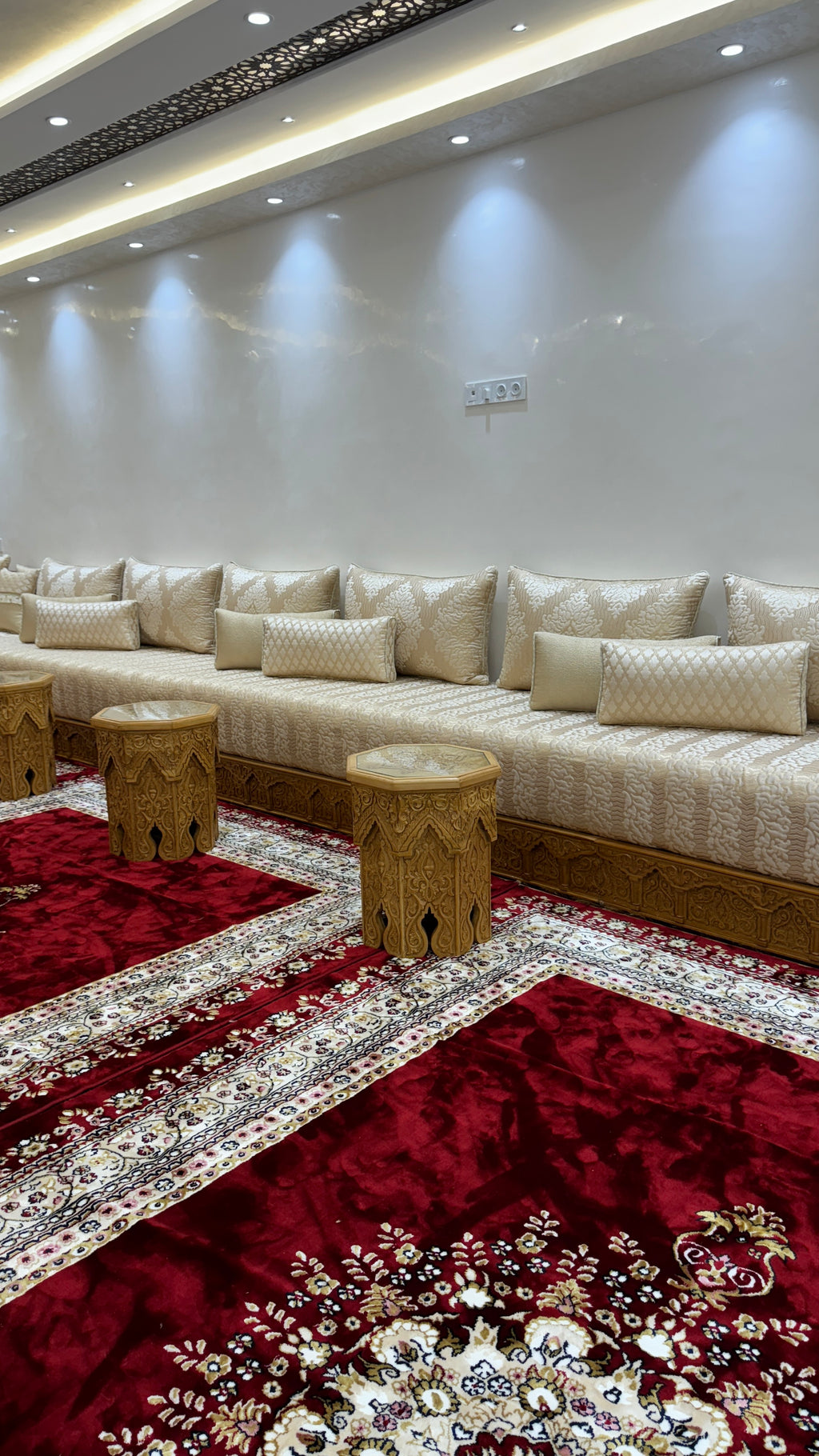 Salon marocain avec le brocard beige