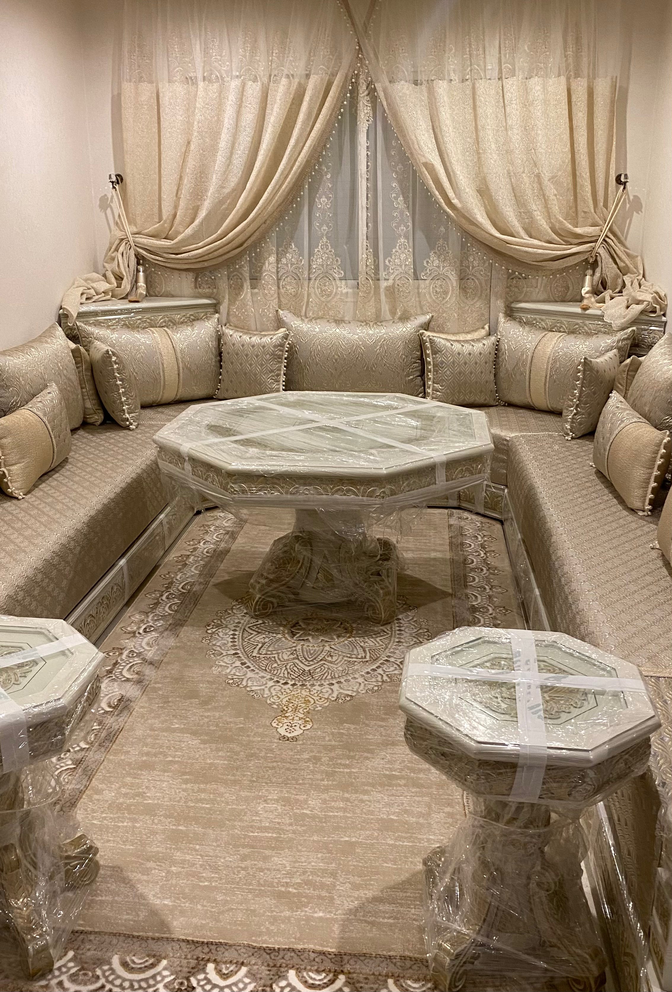 Salon Marocain Doré & Beige – Fabrication Artisanale de Luxe avec Tables Assorties
