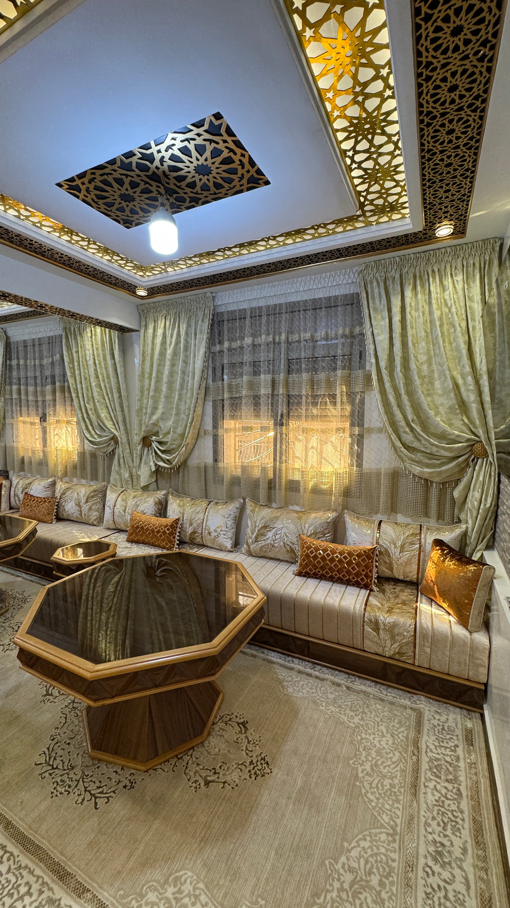 Salon Marocain Doré et Beige – Luxe Moderne avec Détails en Bois Sculpté – Fabrication Marocaine