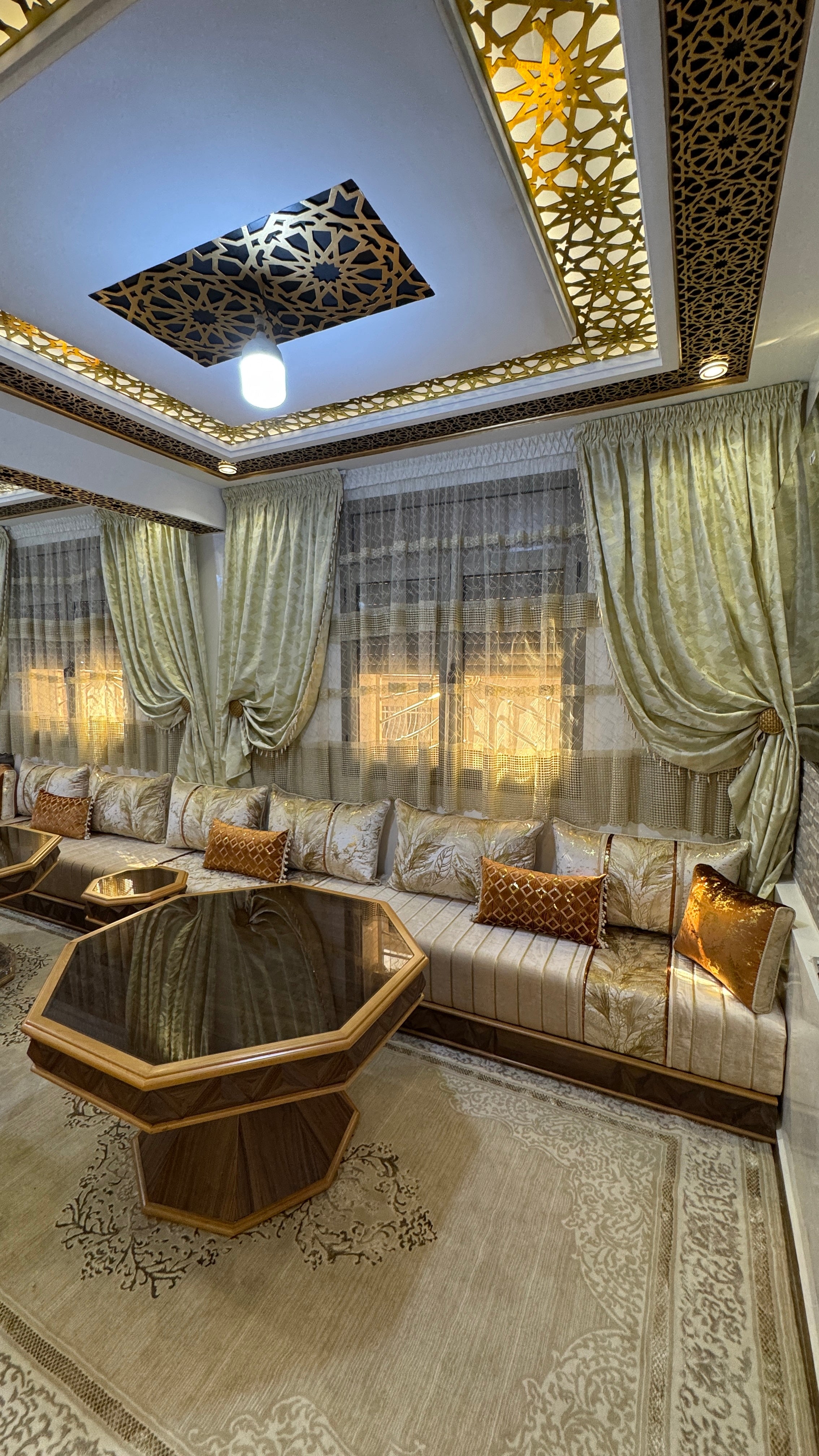 Salon Marocain Doré et Beige – Luxe Moderne avec Détails en Bois Sculpté – Fabrication Marocaine