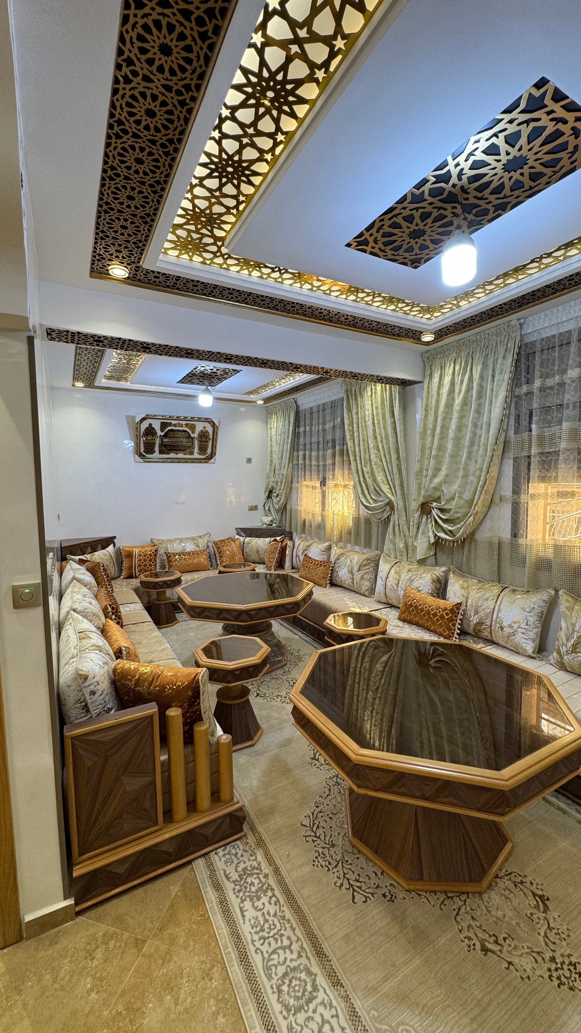 Salon Marocain Doré et Beige – Luxe Moderne avec Détails en Bois Sculpté – Fabrication Marocaine