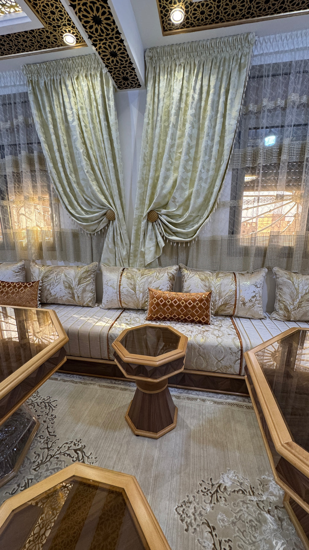Salon Marocain Doré et Beige – Luxe Moderne avec Détails en Bois Sculpté – Fabrication Marocaine