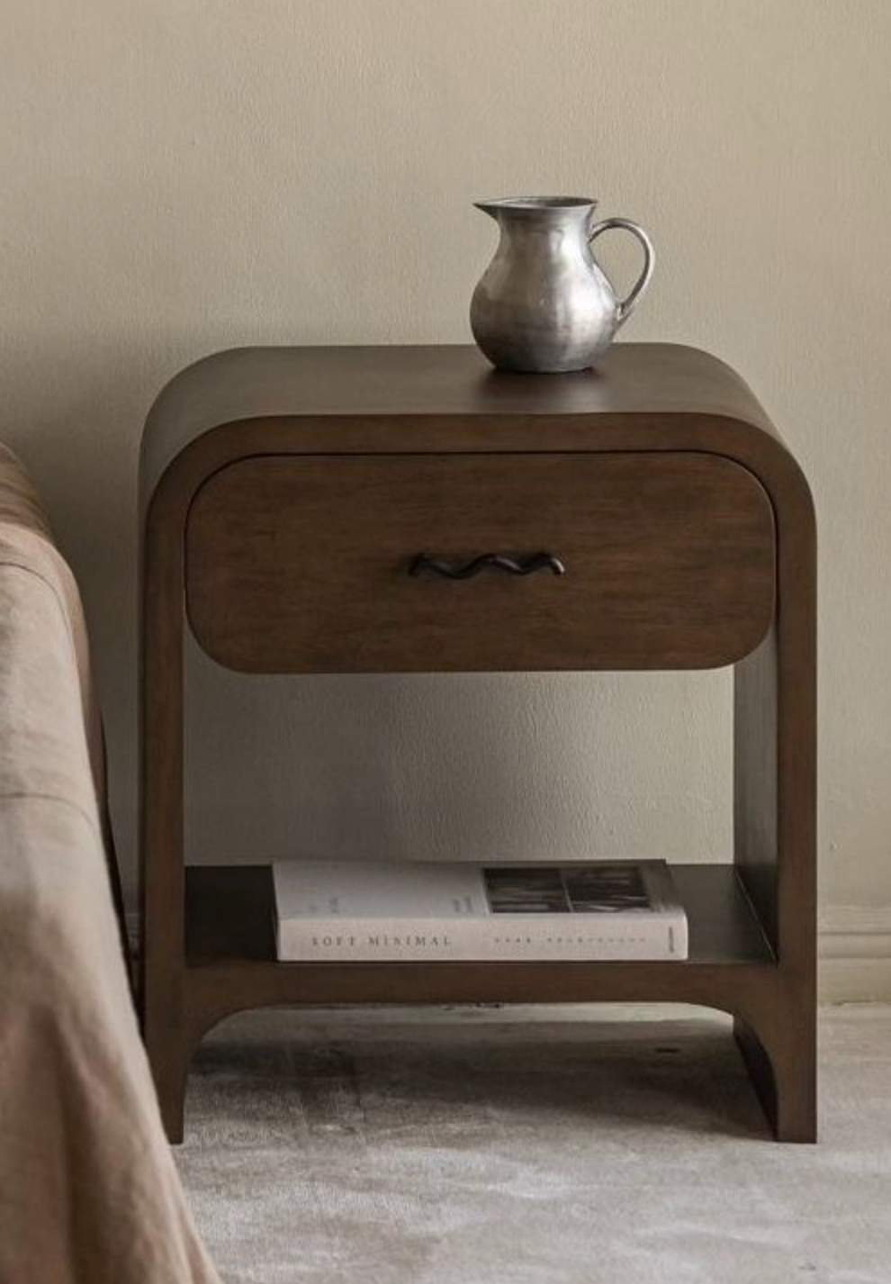 Table de chevet en bois foncé – Raffinement et caractère