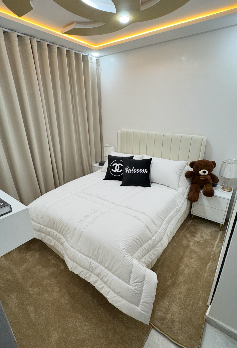 Chambre Moderne Blanche – Lit piano avec Tables de Nuit et Décoration Épurée